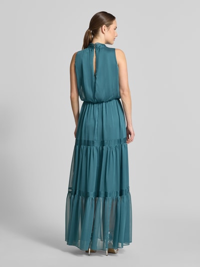 Frauenmodel trägt Abendkleid im Stufen-Look von SWING in Türkis, Chiffon und Satin, Maxilänge, taillierte Passform, Rückansicht, Ganzkörperansicht.