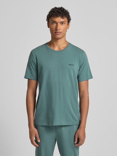 Männermodel trägt Regular Fit T-Shirt aus Baumwoll-Mix Modell 'MIX&MATCH T-SHIRT R' von BOSS, Optik: Unifarben, Label-Stitching-Applikation, Kontraststreifen im Kragen, Rundhals, Kurzarm, Material: Baumwoll-Mix, Ganzkörperansicht von vorne.