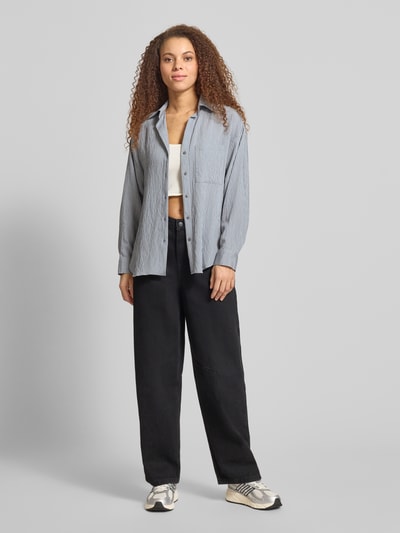 Frauenmodel trägt Regular Fit Langarmbluse aus Viskose-Mix von Marc O'Polo in Two-Tone-Optik mit Streifenmuster, Ganzkörperansicht von vorne.