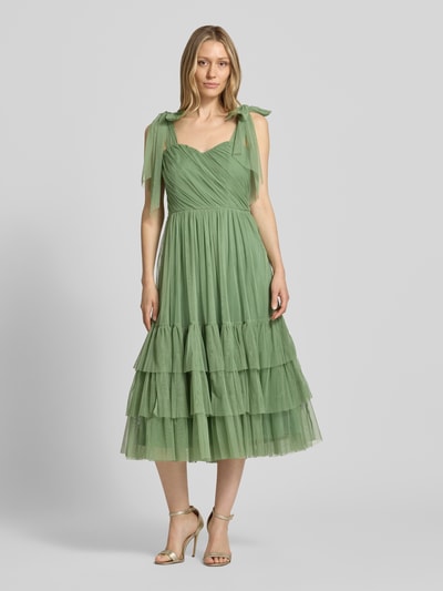 Vrouwenmodel draagt Knielanges Cocktailkleid im Stufen-Look van LACE & BEADS in lichtgroen mesh, A-lijn, knielengte, laagjeslook, draperingen, ruglengte maat S 104 cm, borstwijdte maat S 40 cm, geheelbeeld van voren.