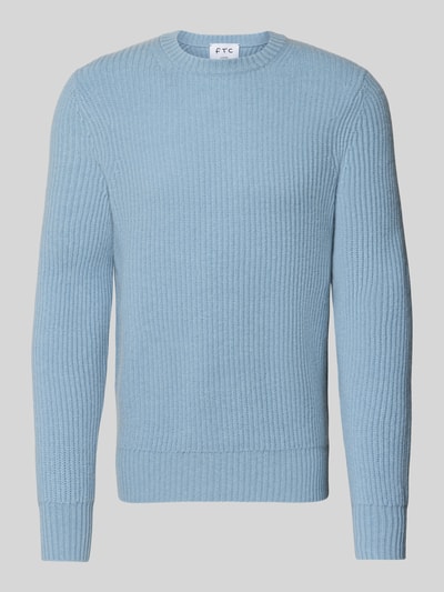 Produktfoto, Strickpullover aus Kaschmir mit Rundhalsausschnitt von FTC Cashmere, grob gestricktes, hellblaues Design, gerader Schnitt, gerippter Kragen und Ärmel