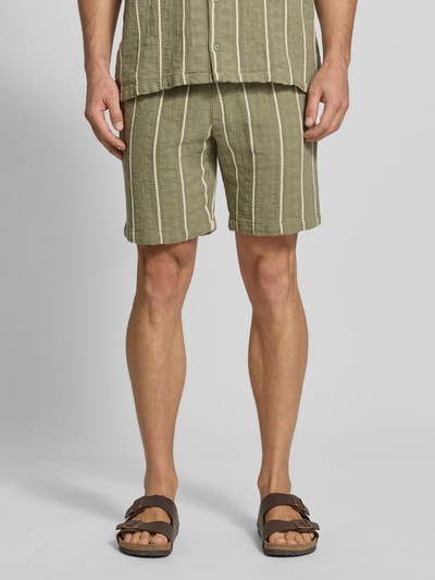 Männermodel trägt Shorts mit elastischem Bund und Tunnelzug von MCNEAL aus Reine Baumwolle, Regular-Fit, grün gestreift, Nahaufnahme Oberkörper.