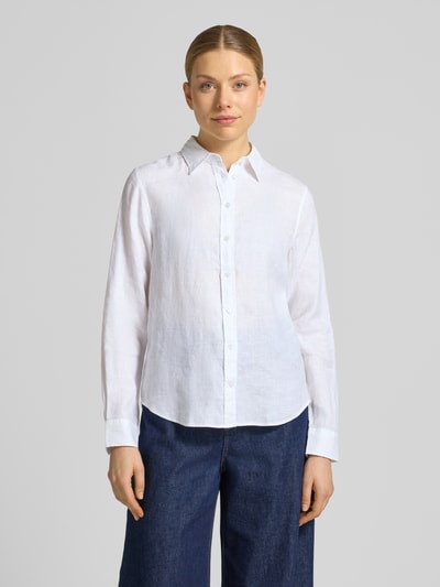 Frauenmodel trägt Regular Fit Leinenbluse mit Label-Stitching von Gant in Weiß, Hemdblusenkragen, Knopfleiste, reine Leinen, Ganzkörperansicht von vorne. Rückenlänge 66 cm, Ärmellänge 60 cm, Größe 36.
