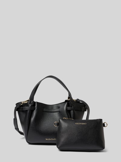 Produktfoto, schwarze Handtasche mit Label-Detail Modell 'MEDEA' von VALENTINO BAGS, strukturierte Oberfläche, goldene Details, abnehmbarer Schultergurt, sichtbares Innenfach und Zusatztasche, passende kurze Tragegriffe, neutrale Hintergrundfarbe, Maße und Ausstattung laut Beschreibung.