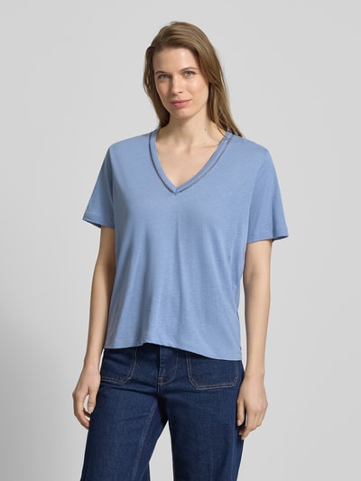 Frauenmodel trägt Relaxed Fit T-Shirt aus Leinen-Mix mit V-Ausschnitt von Scotch & Soda, Damen T-Shirt mit Lochmuster in Hellblau, Ganzkörperansicht von vorne. Rückenlänge bei Größe S: 60 cm.