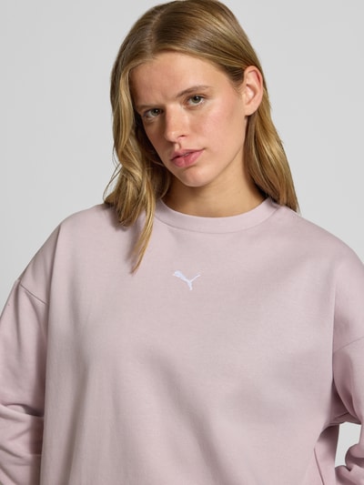 Frauenmodel trägt Oversized Sweatshirt aus Baumwoll-Mix Modell 'ESS OVERSIZED' von PUMA in zartem Rosa, glatte Oberfläche, Nahaufnahme Oberkörper, Damen Sweatshirt von PUMA.