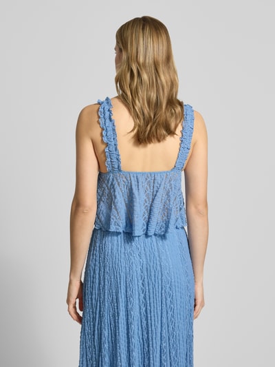Frauenmodel trägt Top aus Spitze mit Schleifen-Detail von Gina Tricot, Material-Mix mit Stretch-Anteil, Körpernaher-Schnitt, Rückenlänge 23 cm, Ganzkörperansicht Rückansicht.