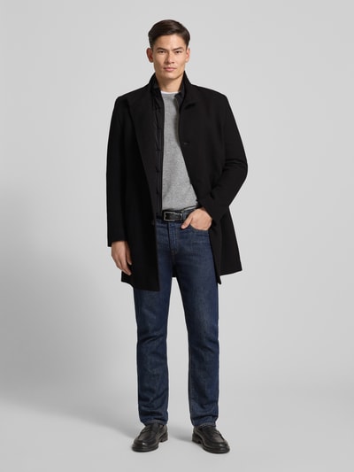 Männermodel trägt Kurzmantel mit Stehkragen und Knopfleiste von bugatti, Baumwoll-Mix, Regular Fit, Ganzkörperansicht von vorne