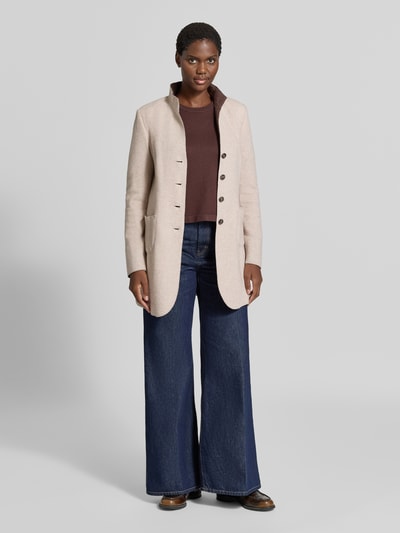 Frauenmodel trägt Mantel mit Woll-Mix von White Label in Beige, taillierte Passform, Stehkragen, seitliche Eingrifftaschen, Ganzkörperansicht von vorne.