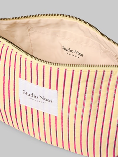 Produktfoto, Bauchtasche mit Logo-Patch Modell 'Poplin' von STUDIO NOOS in Gelb mit roten Streifen, Reißverschluss am Hauptfach, weiche Textur, Breite 41 cm, Länge 21 cm, Tiefe 10 cm, verstellbarer Schulterriemen 63 cm, Damen Accessoire.