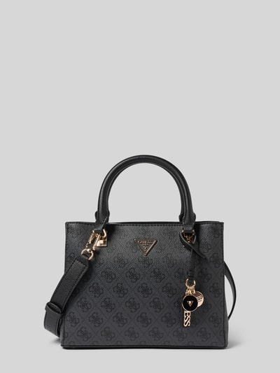 Produktfoto, Handtasche mit Logo-Muster Modell 'NOELLE II' von Guess in Schwarz mit Label-Applikation, Hauptfach mit Reißverschluss, Tragehenkel und Schulterriemen, Maße 24x19x6 cm, Schulterriemen 126 cm.