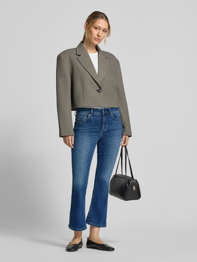 Frauenmodel trägt Flared Fit Jeans aus Baumwoll-Mix Modell 'Authentic' von Liu Jo White in Mittelblau mit 5-Pocket-Design, Knopf- und Reißverschluss, Ganzkörperansicht von vorne.