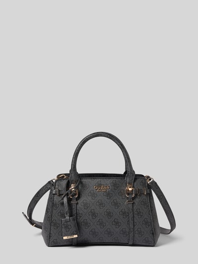 Produktfoto, Handtasche mit Logo-Muster Modell 'LEONA' von Guess, czarny kolor, zdobienie z logo, aplikacja z nazwą marki, uchwyty i pasek na ramię, główna komora na zamek, szerokość w rozmiarze 1: 26 cm, długość: 17 cm, głębokość: 11 cm, długość paska: 120 cm, faktura skóropodobna