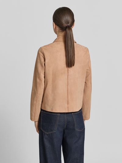 Frauenmodel trägt Lederjacke aus Ziegenvelours mit Pattentaschen von More & More in hellem Beige, Regular-Fit, Rückansicht, Ganzkörperansicht. Rückenlänge bei Größe 36: 54 cm, Schulterbreite: 37 cm, Brustweite: 51 cm, Ärmellänge: 60 cm, Umlegekragen, Knopfleiste, strukturierte Veloursleder-Oberfläche.