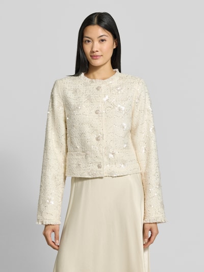 Vrouwenmodel draagt Slim Fit blazer met stretch, Model 'LOUISA' van YAS, Bouclé met Pailletten en franjes, elastische materiaalmix, lichte tinten, vooraanzicht van het bovenlichaam.