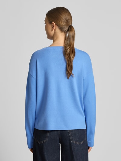 Vrouwenmodel draagt Gebreide pullover met tunnelkoord van Betty Barclay, viscosemix, los model, ribboorden, ronde hals, ruglengte maat 36: 54 cm, mouwlengte maat 36: 53 cm, helderblauw, gladde textuur, rechte vormen. Ganzkörperansicht Rückansicht.