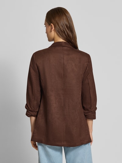 Frauenmodel trägt Regular Fit Longblazer mit 3/4-Arm Modell 'BOSELLA' von PIECES in Braun, glatte Oberfläche, Ganzkörperansicht Rückansicht.