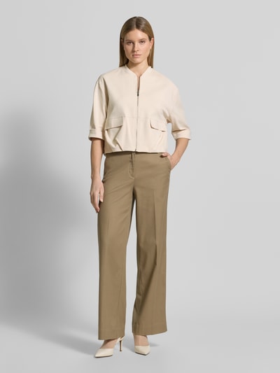 Frauenmodel trägt Blouson mit Reißverschluss und Pattentaschen Modell 'Goros' von OPUS, Baumwoll-Mix, beige, Ganzkörperansicht von vorne.