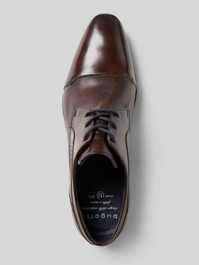 Produktfoto, Buty sznurowane z naturalnej skóry marki Bugatti, model 'Schnürschuhe mit Label-Detail Modell 'Morino', ciemnobrązowa faktura, zaokrąglony czubek, detal z logo, wiązanie, fakturowana podeszwa, wysokość obcasa 3 cm, wysokość cholewki 7 cm, szerokość cholewki 7 cm, męskie.