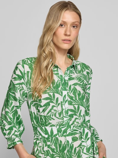 Modelka nosi Midikleid aus reiner Viskose mit Umlegekragen od More & More, zielony roślinny wzór, półrękawy, krój slim fit, z przodu, zbliżenie na górną część ciała