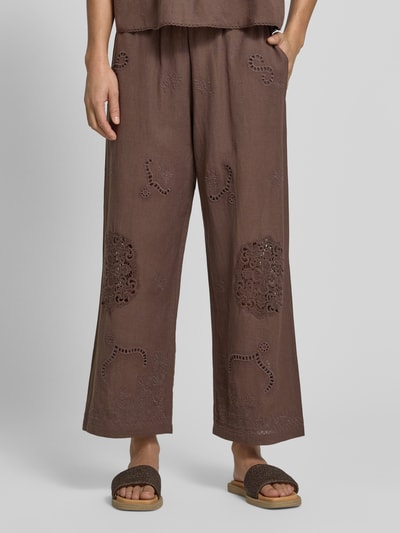 Kobieta modelka nosi Culotte mit Lochstickerei und Eingrifftaschen od Jake*s Casual z mieszanki lnu i bawełny, haft angielski, luźny fason, trok w pasie, wpuszczane kieszenie, gładka faktura, brązowy kolor, widoczne detale haftu, długość nogawki 67 cm, szerokość w rozmiarze 38: 40 cm. Ujęcie: z przodu, zbliżenie na dolną część ciała.