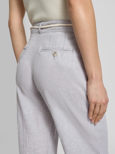 Männermodel trägt Hose aus Leinen-Baumwoll-Mix mit Bindegürtel von Christian Berg Woman, jasnoszary, szerokie nogawki, kieszonki, Szerokość w rozmiarze 36: 41 cm, Długość wewnętrzna nogawki: 81 cm, detaliczne ujęcie tylnej części