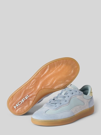 Produktfoto, sneakersy z mieszanki skóry i tkaniny, model 'PARK' od HOFF, zaokrąglony czubek, wiązanie, gumowa podeszwa, wysokość obcasa w rozmiarze 40: 2 cm, wysokość cholewki w rozmiarze 40: 5 cm, szerokość w rozmiarze 40: 6 cm