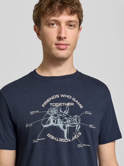 Männermodel trägt Regular Fit T-Shirt mit Motiv-Print Modell 'Klements' von Blend, reine Baumwolle, Rundhalsausschnitt, Nahaufnahme Oberkörper.