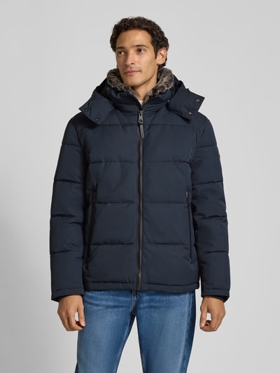 Mannenmodel draagt donkerblauw gewatteerd jack met capuchon, zichtbare ritssluiting en zakken, Regular Fit Steppjacke mit Reißverschlusstaschen model 'ARCOLA' van Strellson, Heren gewatteerd jack, vooraanzicht van het volledige lichaam.