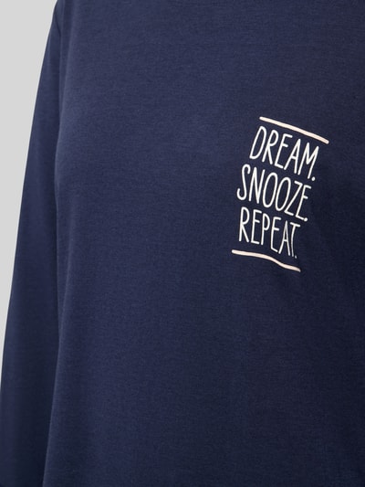 Vrouwenmodel draagt donkerblauw Comfort Fit Pyjama uit katoen- en viscosemix model 'Perfect Nights Shirt' van s.Oliver RED LABEL, Nahaufnahme bovenlichaam