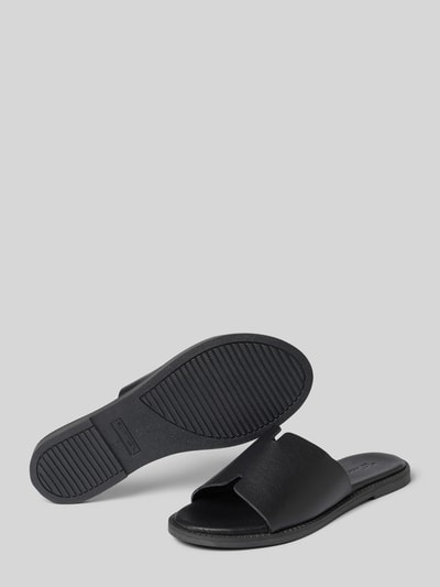 Produktfoto, Pantoletten aus echtem Leder von Tamaris in schwarzer Metallic-Optik, offene Schuhspitze, Blockabsatz, strukturierte Sohle, Ziersteinbesatz.