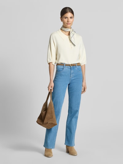 Vrouwenmodel draagt jeans met achterzakken model 'Lara' van Angels, katoenmix met stretch, straight fit, volledig zicht van voren.