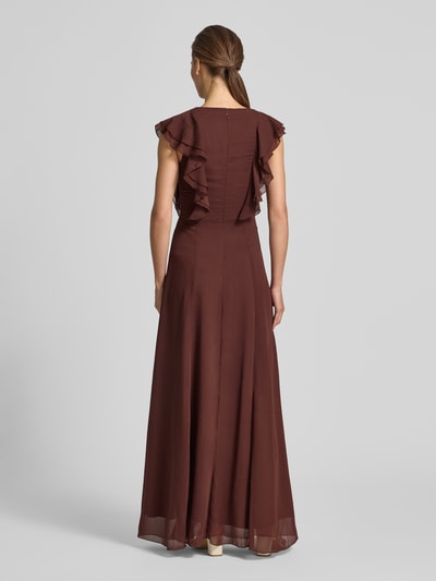 Frauenmodel trägt Abendkleid mit Schmetterlingsärmeln und Volants von Rinascimento aus Chiffon in Braun, Maxikleid, Rückansicht, Ganzkörperansicht Rückansicht. Rückenlänge bei Größe S: 148 cm, Brustweite: 40 cm, Ärmellänge: 9 cm, taillierter Schnitt, V-Ausschnitt, Rückseitiger Reißverschluss.