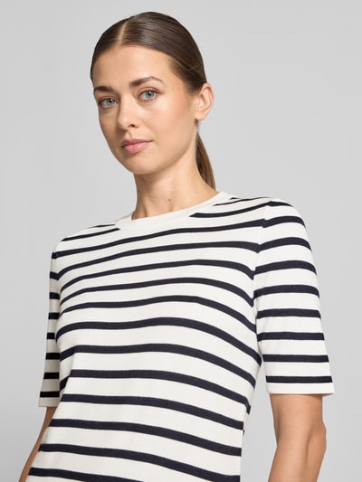 Frauenmodel trägt Regular Fit Pullover in Strick-Optik Modell "LULS" von ICHI, Viskose-Mix, kurzärmlig, creme mit schwarzen Streifen, Nahaufnahme Oberkörper.