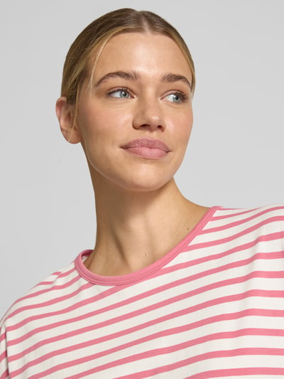 Vrouwenmodel draagt T-shirt met Rundhalsausschnitt model 'RINA' van Soyaconcept, mix van biologisch katoen en elastaan, regular fit, all-over look, ronde hals, ruglengte bij maat S 64 cm, detailopname bovenlichaam.