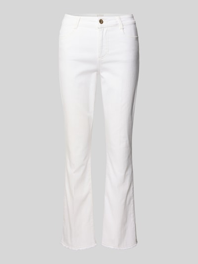 Produktfoto, weiße Bootcut Jeans mit Fransen Modell 'SHAKIRA' von Brax, Baumwoll-Mix mit Stretch und verkürzter Passform auf grauem Hintergrund.