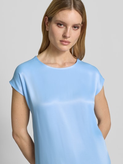 Frauenmodel trägt T-Shirt aus Viskose-Mix mit Kappärmeln von More & More, Damen T-Shirt in Hellblau mit Rundhalsausschnitt, Gerader-Schnitt, Stretch-Anteil, verlängerter Rücken, Größe 36, Nahaufnahme Oberkörper.