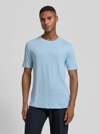 Männermodel draagt T-shirt uit mix van linnen en elastaan met ronde hals, regular fit, labeldetail, ruglengte maat M 69 cm, OLYMP Level Five, lichtblauw, voorkant volledige lichaamsopname.