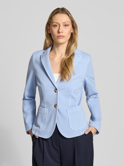 Modelka kobieca nosi Regular Fit Blazer mit Reverskragen od WHITE LABEL w jasnoniebieskim kolorze, z dużymi kieszeniami, dwurzędowy, elastyczna bawełna, długość tyłu 58 cm, szerokość w rozmiarze 36: 47 cm, długość rękawa 62 cm; widok na cały tułów z przodu.