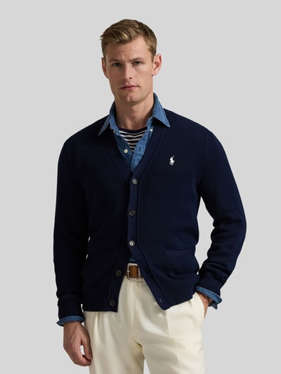 Männermodel trägt Regular Fit Strickjacke aus reiner Baumwolle von Polo Ralph Lauren in Dunkelblau, Feinstrick, unifarben, Nahaufnahme Oberkörper.