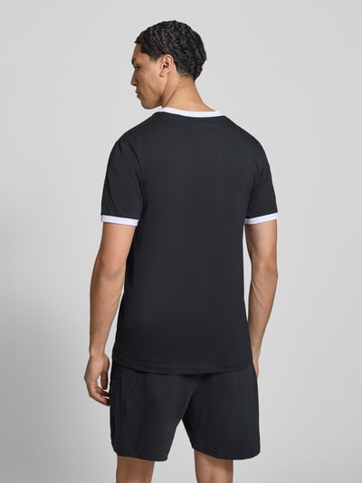 Männermodel trägt Herren T-Shirt mit Logo- und Label-Patch Modell 'RINGETTO' von Ellesse, Reine Baumwolle, Gerader-Schnitt, Ganzkörperansicht Rückansicht