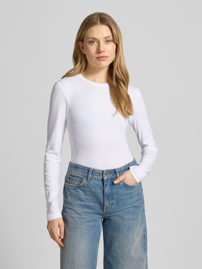 Vrouwenmodel draagt Slim Fit Langarmshirt uit lyocellmix van Marc O'Polo, look: effen kleuren, slim fit, ronde hals, rib, voorkant bovenlichaam close-up.