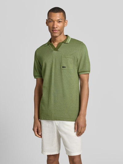 Männermodel trägt Regular Fit Poloshirt aus reiner Baumwolle Modell 'OPEN COLLAR POLO' von s.Oliver RED LABEL in meliertem Grün, kurzarm, Polokragen, V-Ausschnitt, Brusttasche, Piqué-Struktur, Ganzkörperansicht von vorne.