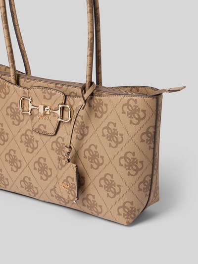 Produktfoto, Handtasche mit Logo-Muster Modell 'JANIE' von Guess in Beige-Braun, Hauptfach mit Reißverschluss, Tragehenkel, Label-Applikation, Maße 42x23x11 cm, Schulterriemen 72 cm.