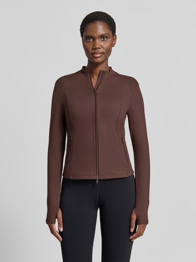 Frauenmodel trägt Jacke mit Zweiwege-Reißverschluss Modell 'Sense' von aim'n, dunkelbrauner Material-Mix mit Stretch, schlichte Struktur, Ganzkörperansicht von vorne.