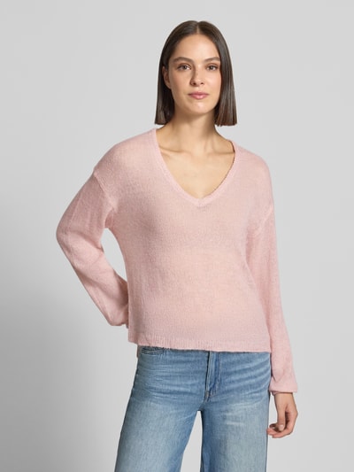 Vrouwenmodel draagt Relaxed Fit pullover met alpaca-aandeel Model 'Dido' van FREE/QUENT in lichtroze, semi-transparante look, V-hals, materiaalmix met katoen en alpaca, ruglengte 56 cm, mouwlengte 55 cm, geheellichaamsaanzicht van voren.