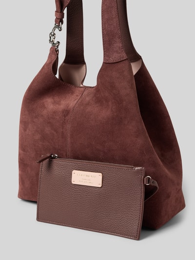 Produktfoto, Handtasche aus echtem Leder von Coccinelle in Braun mit herausnehmbarem Innenfach und Schulterriemen, glatte und strukturierte Texturen, Hauptfach mit Magnetverschluss, dezentes Logo-Detail.