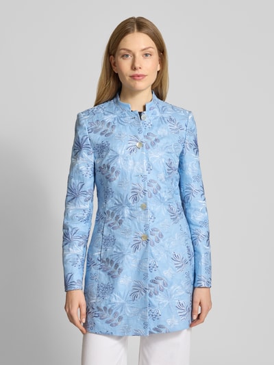 Frauenmodel trägt Slim Fit Longblazer aus Leinen mit Stehkragen von WHITE LABEL in Hellblau mit floralen Stitchings und Knopfleiste, Ganzkörperansicht von vorne; Rückenlänge bei Größe 36: 80 cm, Brustweite: 33 cm, Ärmellänge: 62 cm.