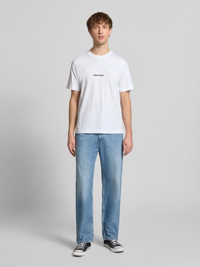Męski model nosi T-Shirt z Label-Stitching model 'NORREBRO' od Jack & Jones, czysta bawełna, krój regular fit, widok całej sylwetki z przodu.