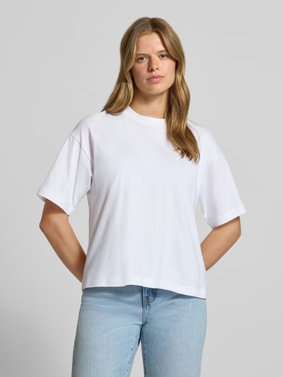 Frauenmodel trägt Regular Fit T-Shirt aus reiner Baumwolle Modell 'CHESTER' von Carhartt Work In Progress in Weiß, Ganzkörperansicht von vorne, Damen T-Shirt, Stehkragen, Halbarm, Rückenlänge bei Größe S: 56 cm.